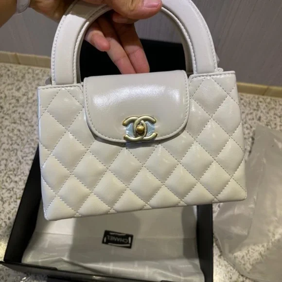 CHANEL Kelly white Leather Handbag with Gold Accents - Picture 9 of 9